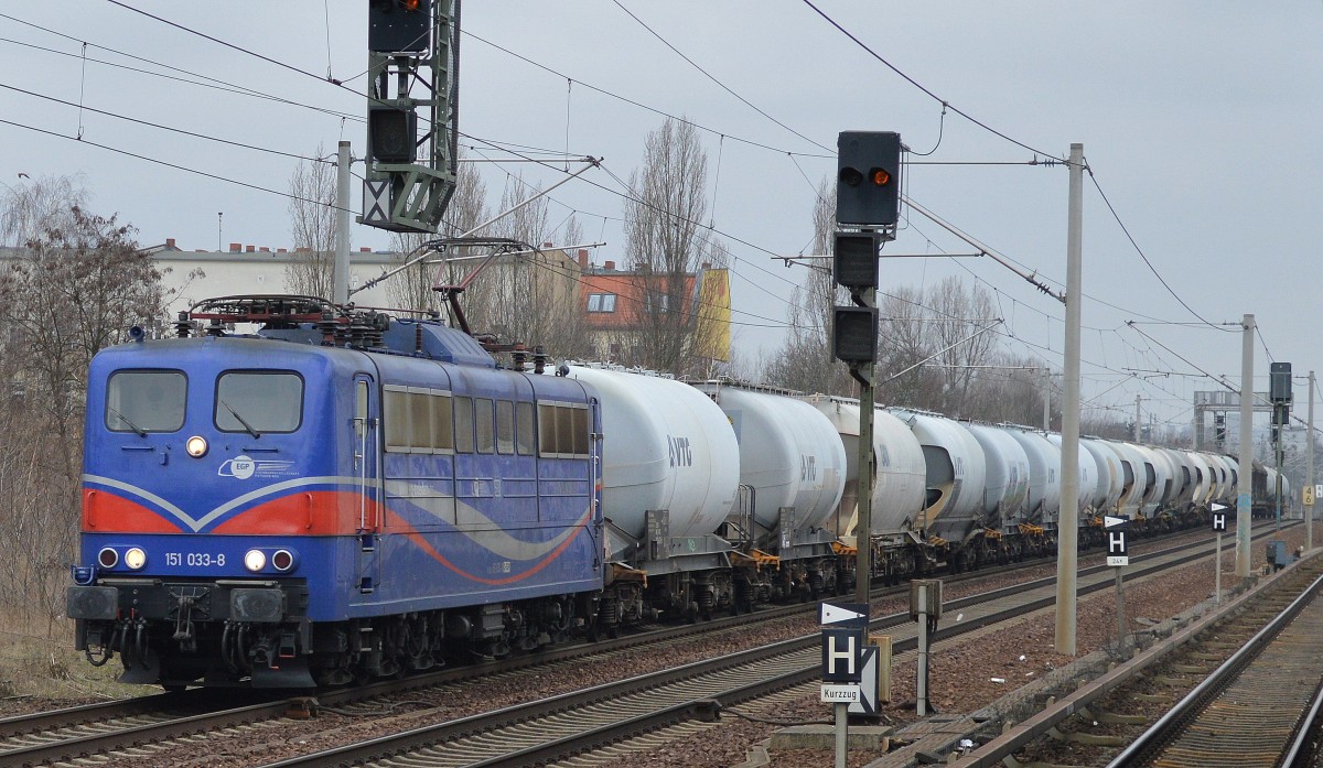 EGP mit 151 033-8 und Zementstaubzug (leer) am 11.03.16 Berlin-Pankow.