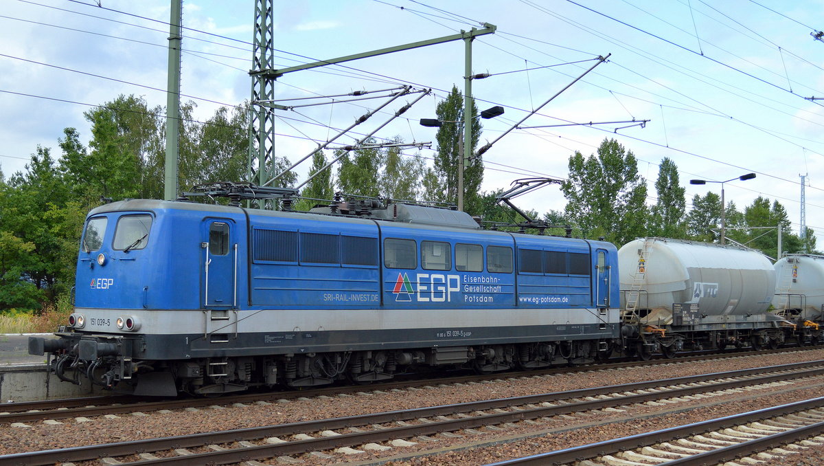EGP mit der 151 039-5 und dem Zementzug (leer) vom Zementwerk Berlin Greifswalder Str. Richtung Deuna am 13.08.16 Bf. Flughafen Berlin-Schönefeld.