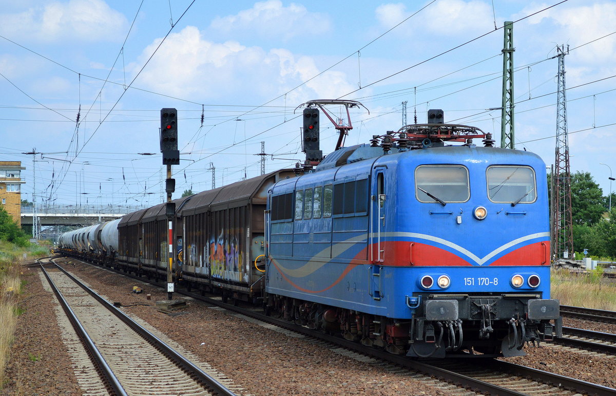EGP mit der 151 170-8 und dem Zementzug (leer) vom Zementwerk Berlin Greifswalder Str. am 29.07.16 Durchfahrt Bf. Flughafen Berlin-Schönefeld.