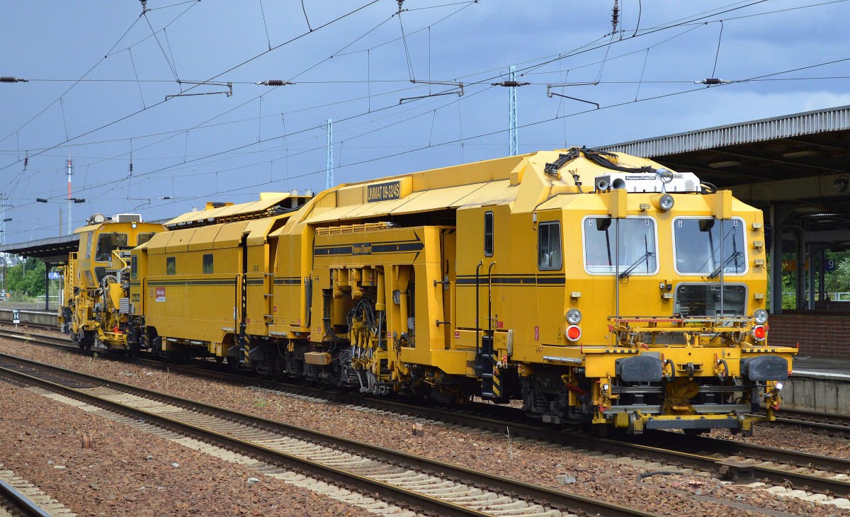 Eher selten so herrum, hier zieht einmal eine P&T Schnellschotterplaniermaschine (SSP 685) der DB Bahnbau Gruppe eine P&T UNIMAT 09-32/4S Gleistopfmaschine am 19.06.15 durch den Bhf. Flughafen Berlin-Schönefeld.