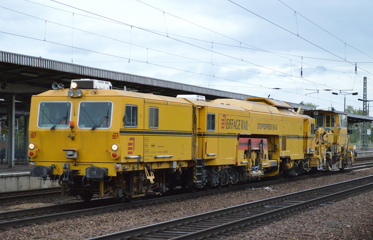 EIFFAGE RAIL mit dem STOPFEXPRESS 09-3X und einer Schotterplaniermaschine am 05.0.16 Bf. Flughafen Berlin-Schönefeld.