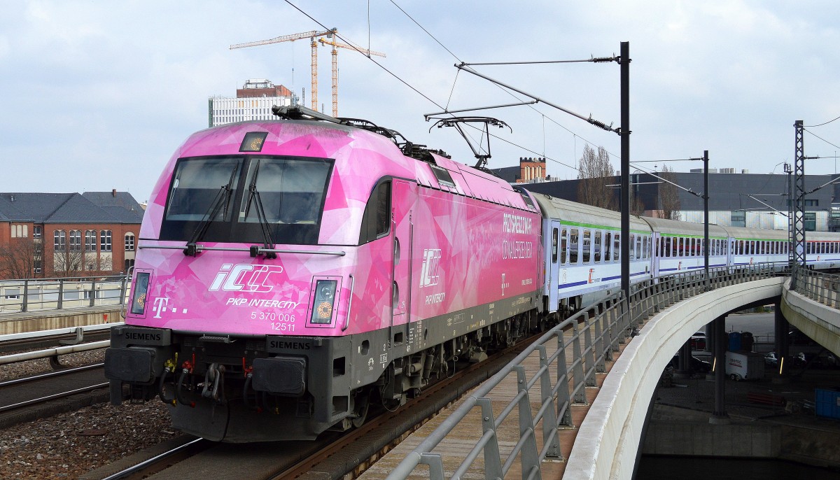 Eigentlich mag ich unseren Berliner Hbf. nicht wirklich, aber die optisch sehr schöne rosafarbene Husarz 5 370 006 mit dem EC 54 aus Gdynia Glowna wollte ich wenigstens einmal auch ablichten bevor sie irgendwann wieder ohne Folie fährt, 28.03.15