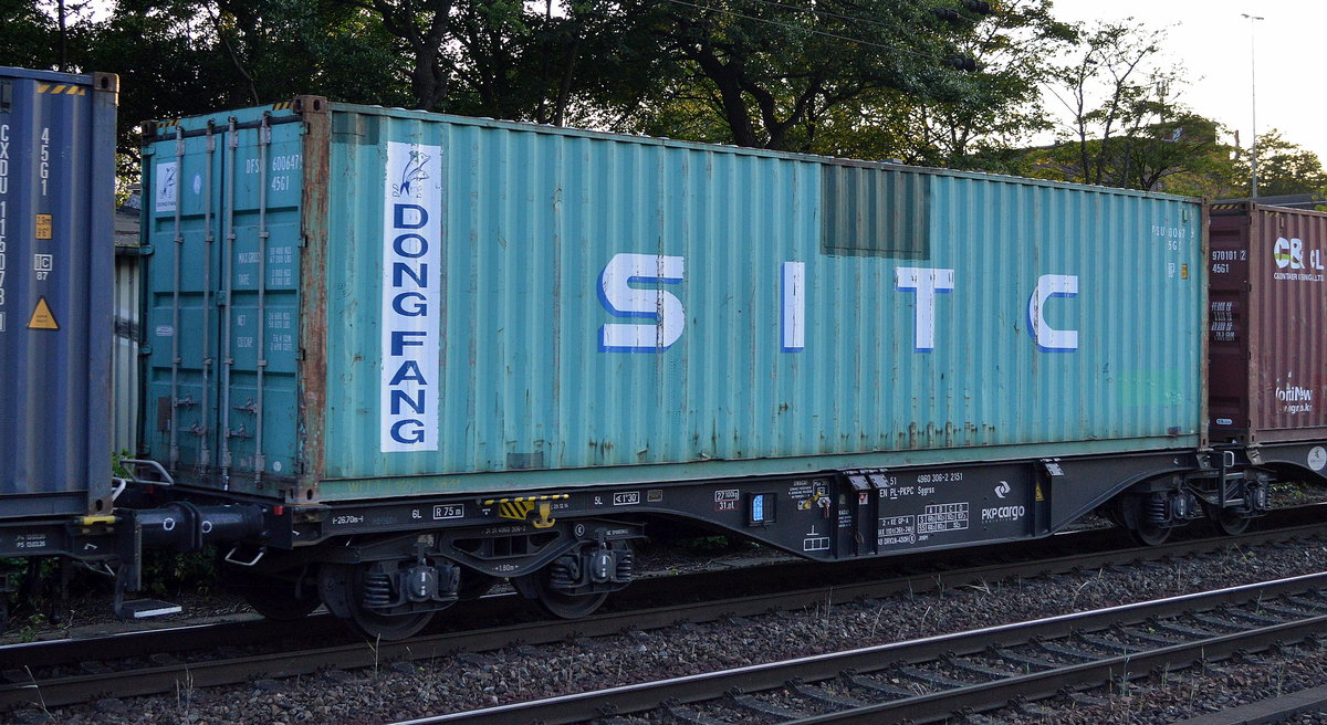 Ein 40’ Standard der SITC International Holdings Co., Ltd. aus Hong Kong mit DONG FANG Logo am 19.06.17 Bf. Hamburg-Harburg. 