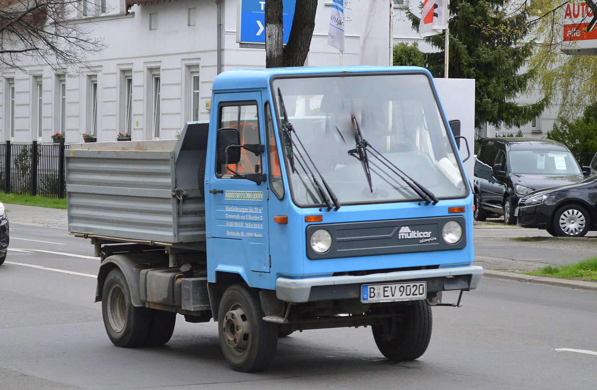 Ein älteres multicar champion fahrzeug mit Kippaufsatz eines Berliner Baustoffhändlers für Kieslieferungen am 20.04.16 Berlin-Weißensee. 