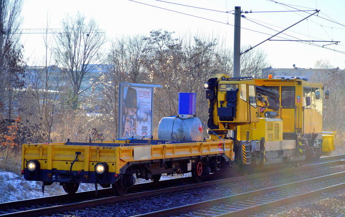 Ein BAMOWAG der DB Netz Instandhaltung mit Beiwagen, auf dem Beiwagen befand sich ein Tank mit Frostschutzmittel und der BAMOWAG trägt als Frontaufsatz eine Kehrrolle, ich denke mal um in Berlin und Umland nicht geheizte Weichen wieder in Gang zu bringen, 17.01.17 Berlin-Pankow.