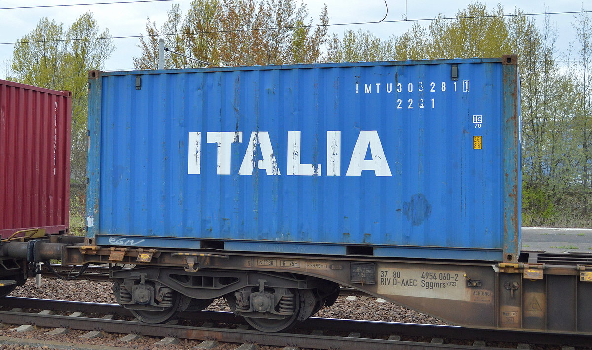 Ein blauer 20’ Standard Container der Reederei Italia Marittima S.p.A.am 20.04.17 Bf. Flughafen Berlin-Schönefeld. 