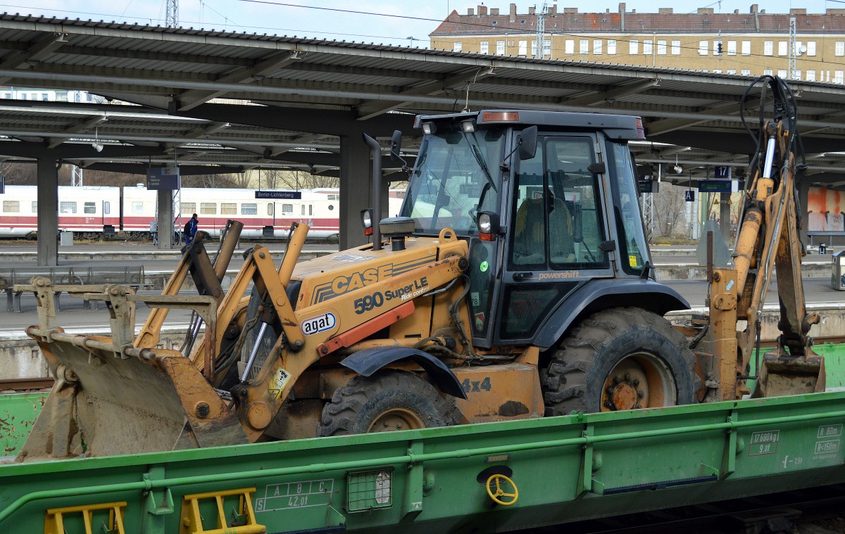 Ein CASE 590 Super LE 4x4 Baggerlader auf einen Unterflurwagen der Fa. BUG am 17.02.16 Bhf. Berlin-Lichtenberg.
