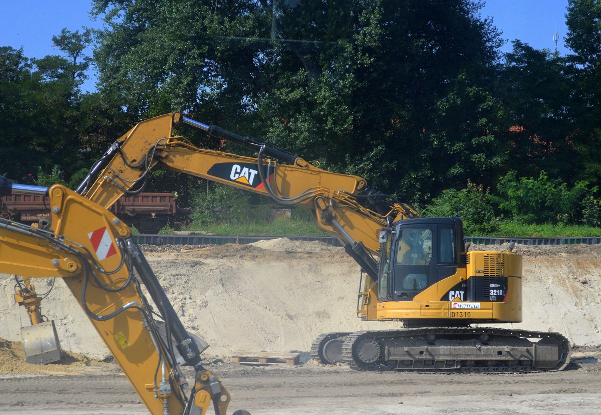 Ein CAT 321D L CR Raupenbagger der Fa. WITTFELD Bahnbauarbeiten H�he Berlin-Sch�neweide, 18.07.15