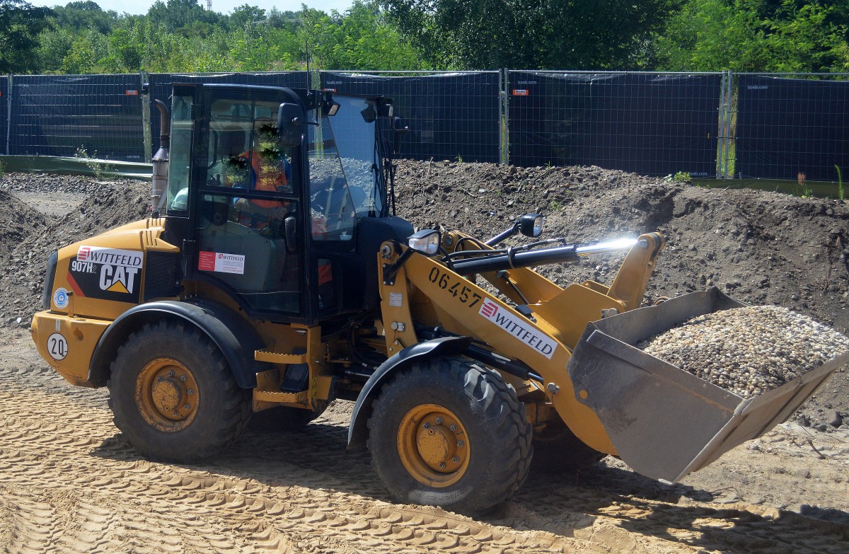 Ein CAT 907H2 Radlader der Fa. WITTFELD beim Gleisneubau der Fernbaustrecke Berlin-Lichtenberg - Grünauer Kreuz Höhe Adlershof am 20.07.15