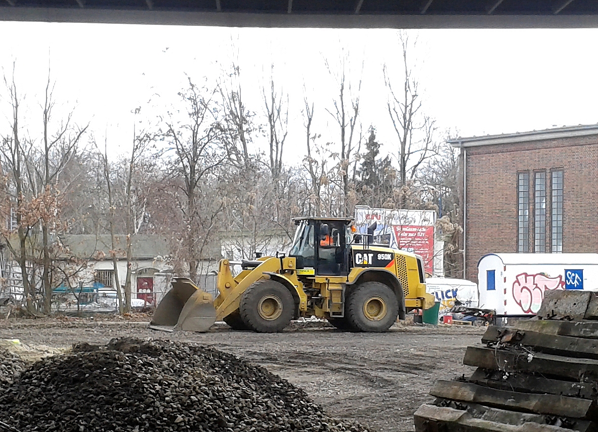 Ein CAT 950K  am 02.03.16 am S-Bhf. Berlin-Schöneberg im Einsatz.