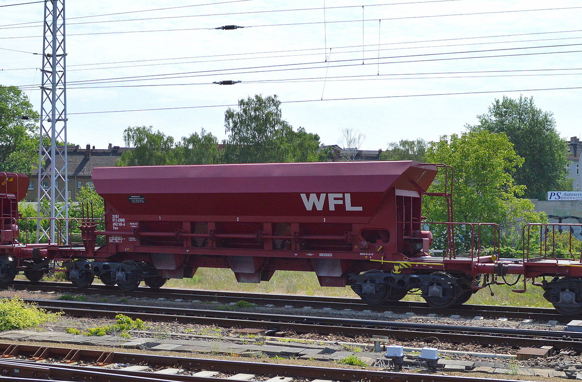 Ein Drehgestell-Schüttgutwagen mit dosierbarer Schwerkraftentladung vom Einsteller ERMEWA S.A. mit der Nr. 33 RIV 87 F-ERMD 6942 165-6 Facs mit dem WFL Logo am 19.05.16 Bf. Berlin-Lichtenberg.
