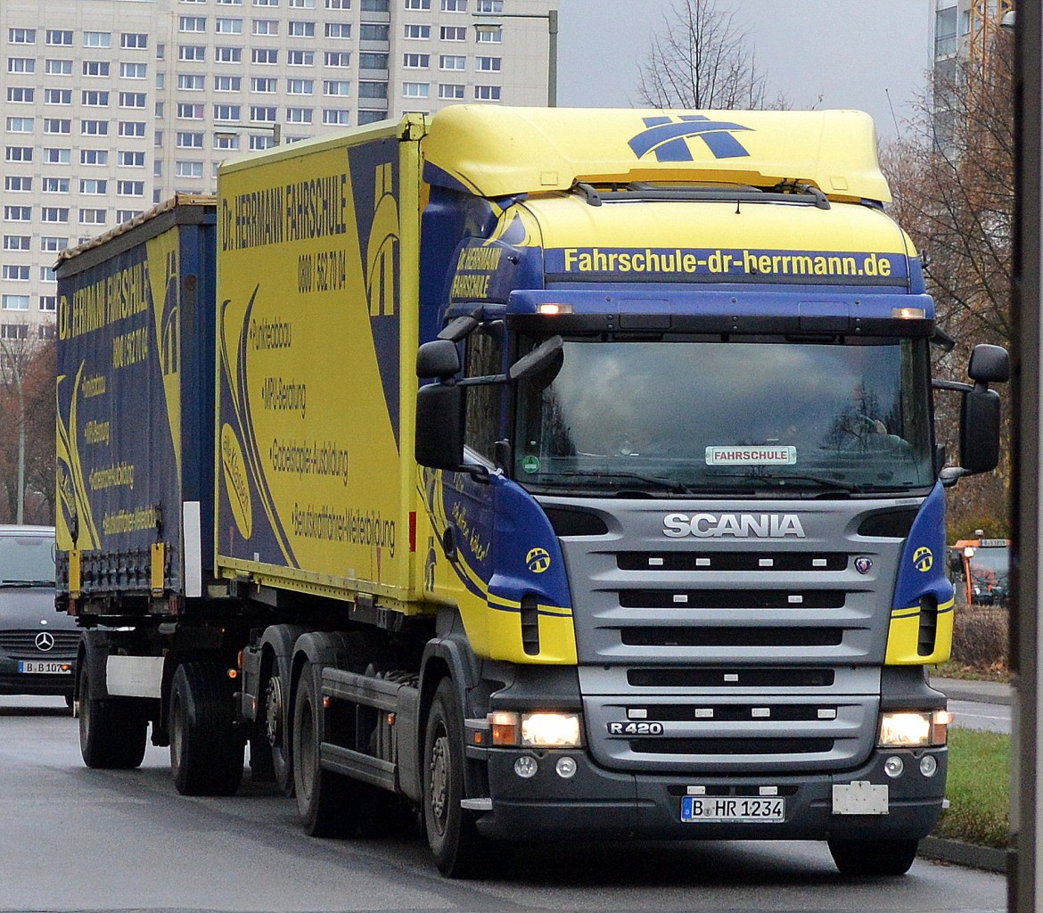 Ein Fahrschul SCANIA R420 LKW Hangerzug der Fa.Dr. Herrmann am 26.11.15 Berlin-Marzahn.