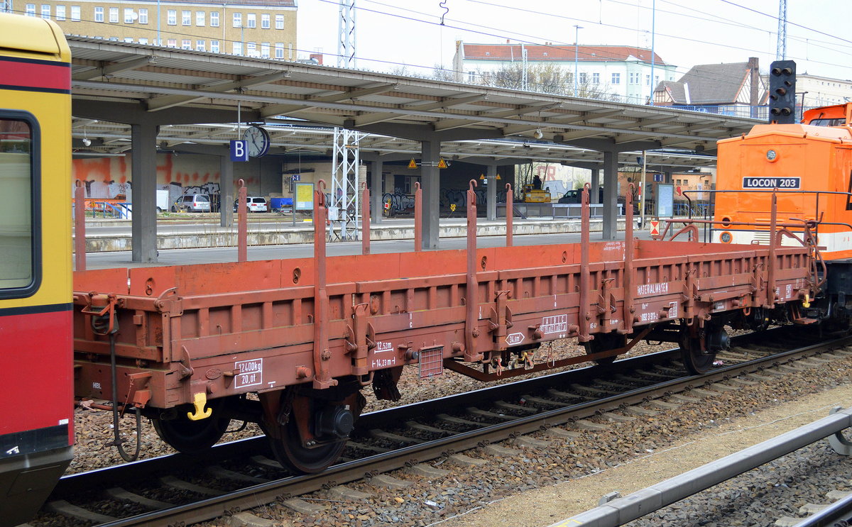 Ein Flachwagen mit Rungen der DB mit alter Nr. 60 80 092 3 911-2 Ks 447 Bezeichnung Marerialwagen Heimatbahnhof Bl. Schöneweide als Schutzwagen bei einer S-Bahn Überführung am 29.03.17 im Bf. Berlin-Lichtenberg im Einsatz.