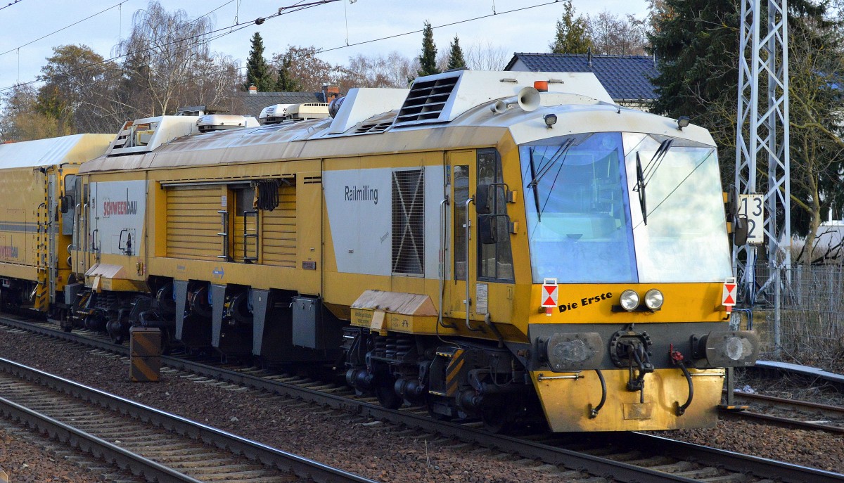 Ein Gleisbaumaschinenzug der Fa. Schweerbau mit  unter anderem der Schienenfräsmaschine SF 03 gezogen von Railsystems RP mit ihrer 215 001-9 (225 001-7) am 23.02.16 Berlin-Hirschgarten.