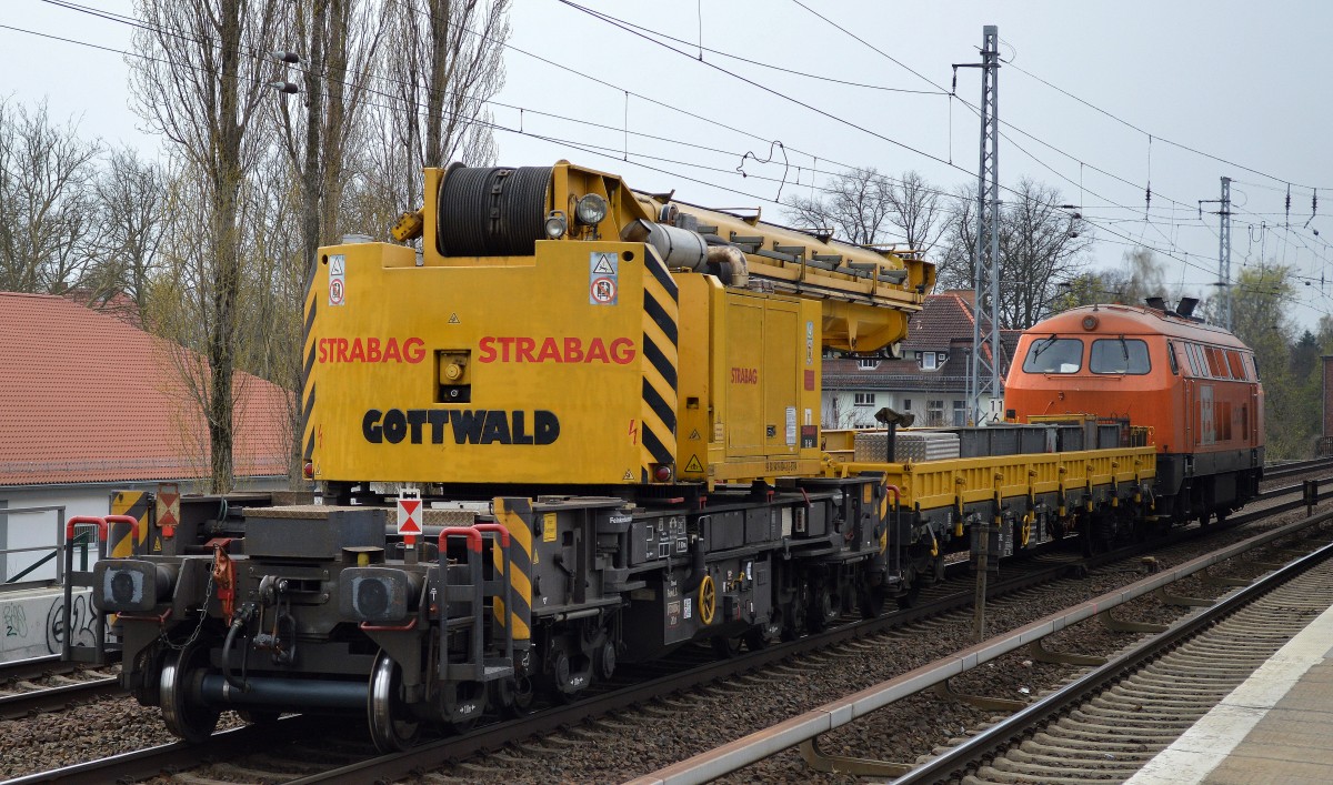 Ein GOTTWALD GS 40.08 T Gleisbauschienenkran (99 80 9419 004-3 D-STRA)von STRABAG gezogen von BBL 17 am 04.04.14 Berlin-Karow. 