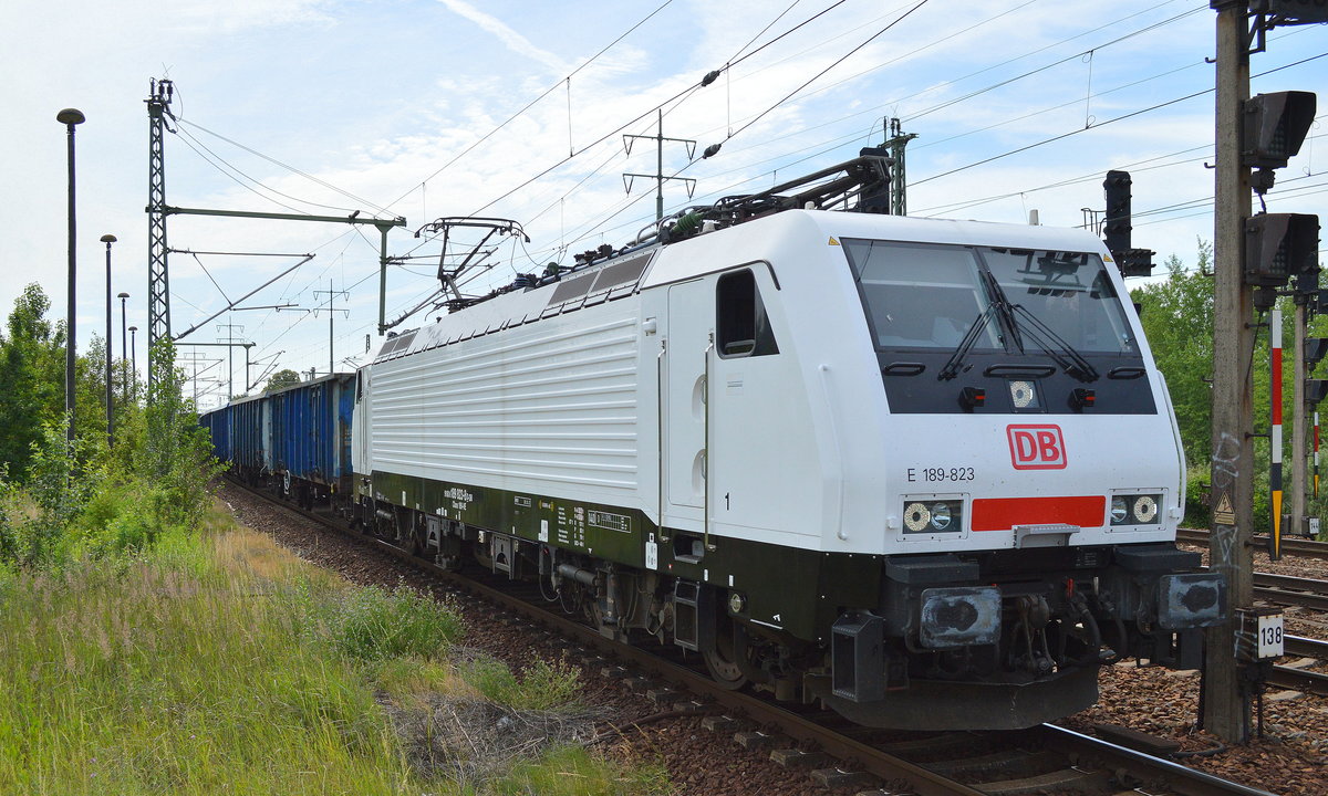 Ein Highlight und echte Überraschung, da hat sich die DB Cargo doch tatsächlich im Mai 2017 nach Jahren mal wieder eine eigene 189ér gegönnt und gekauft (ich dachte die MRCE Leasing-Verträge sind so lukrativ), die E 189-823[NVR-Number: 91 80 6189 823-8 D-DB, Siemens Bj.2011]. Sie strahlt noch recht schön in weiß mit rotem Frontstrich und großem DB Frontlogo, hier mit einem Ganzzug polnischer offener Güterwagen bei der Durchfahrt Bf. Flughafen Berlin-Schönefeld.