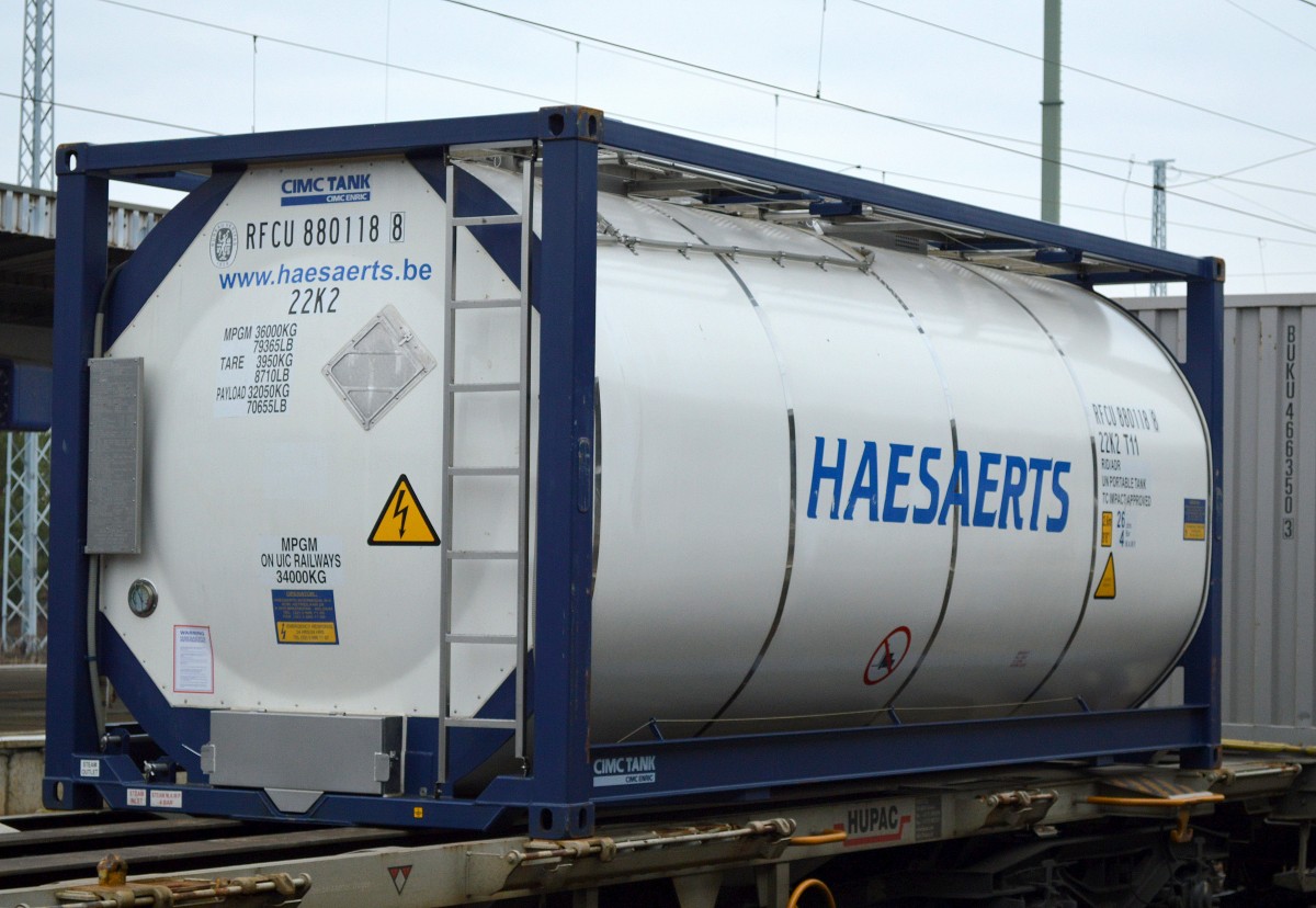 Ein Kesselcontainer vom belgischen Intermodal Unternehmen HAESAERTS am 18.02.16 Bhf. Flughafen Berlin Schönefeld.