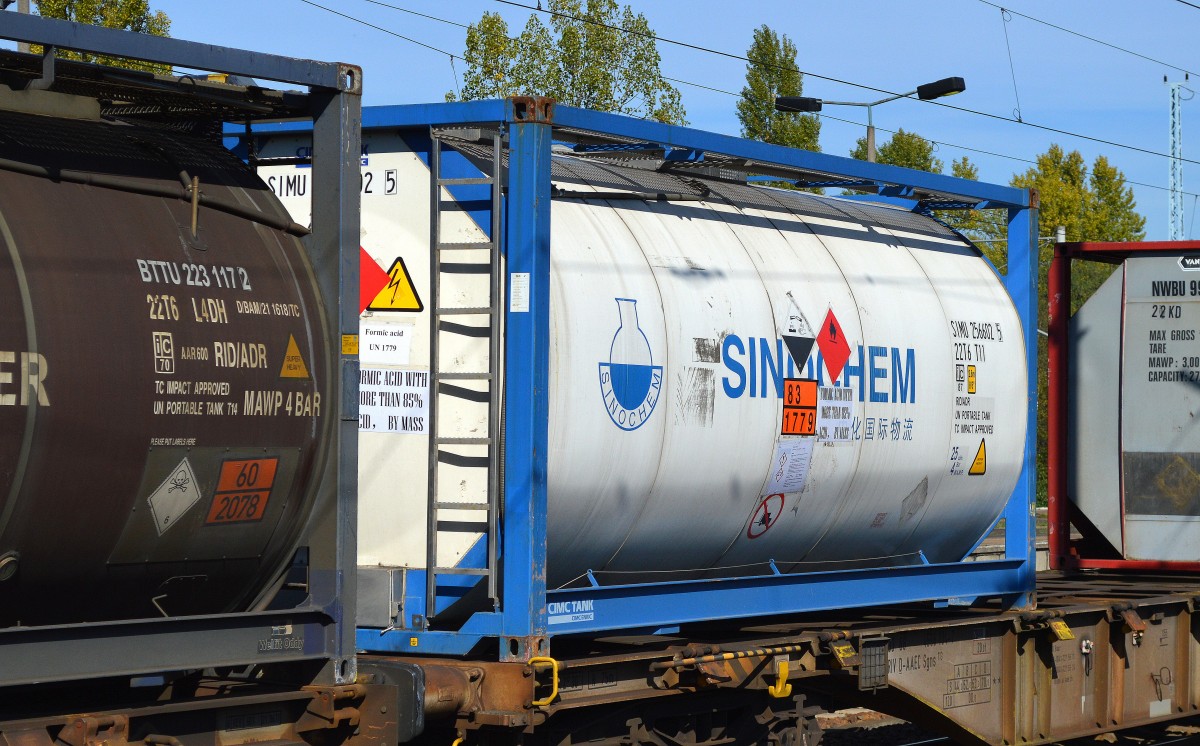 Ein Kesselcontainer der Fa. SINOCHEM (UN-Nr. 83/1779 = 80%´tige Ameisensäure)am 02.10.15 Bhf. Flughafen Berlin-Schönefeld. 
