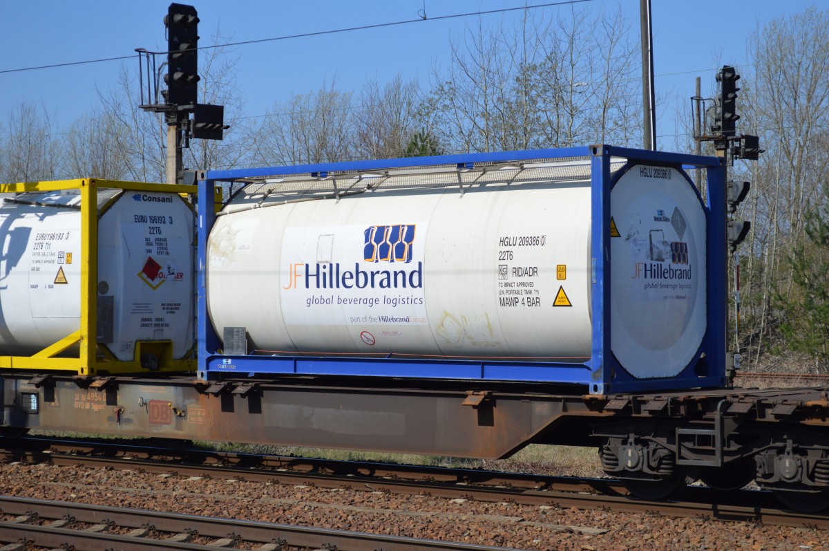 Ein Kesselcontainer der Fa.JF Hillebrand am 15.04.15 Bhf. Flughafen Berlin-Schönefeld.