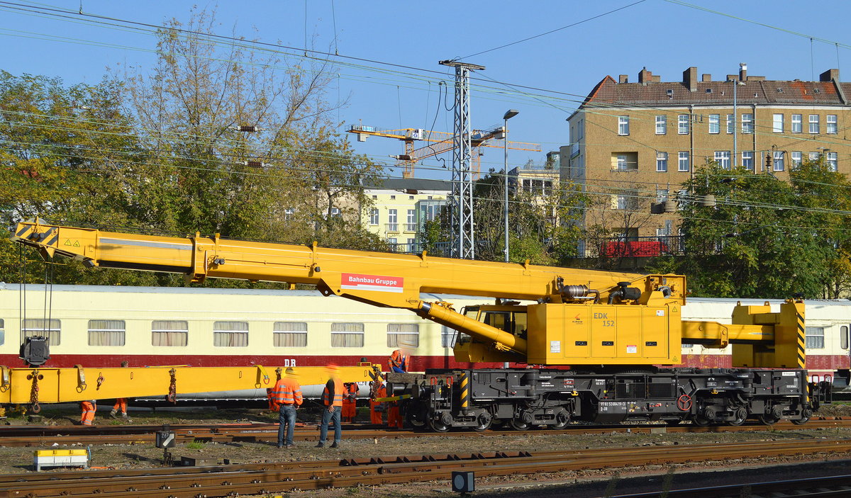 Ein KIROW Kranwagen Typ KRC 810 T der DB Bahnbau Gruppe (EDK 152) mit der Nr. 97 82 53 004 19-3 D-DB im Einsatz bei Gleisbauarbeiten im Rangiergelände des Bf. Berlin-Lichtenberg.