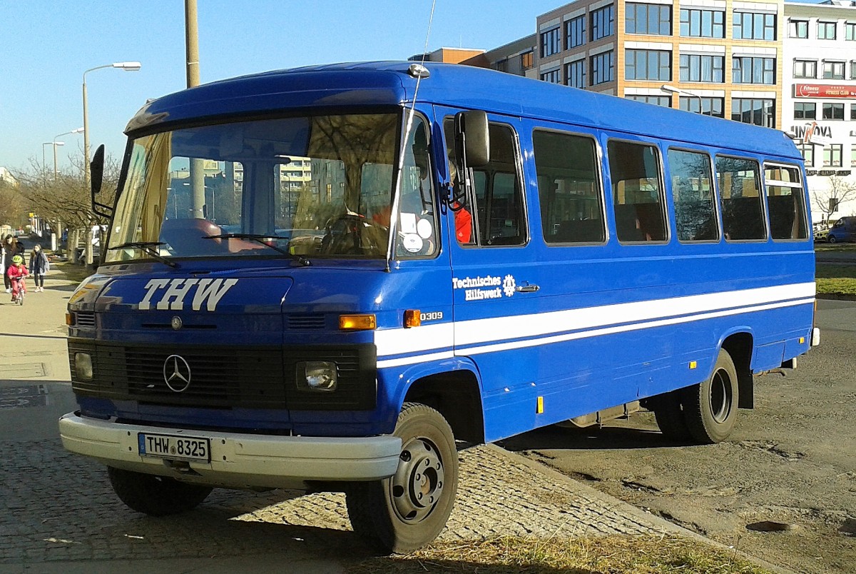 Ein Kleinbus vom THW, ein MB O 309 am 14.03.14 Berlin-Pankow. 