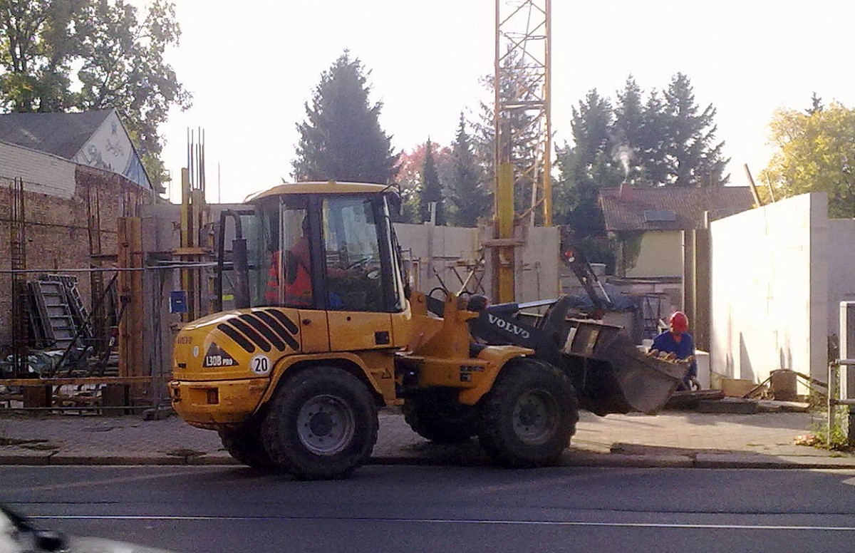 Ein kleiner VOLVO L30B PRO Radlader am 27.09.13 Berlin-Niedersch�nhausen.