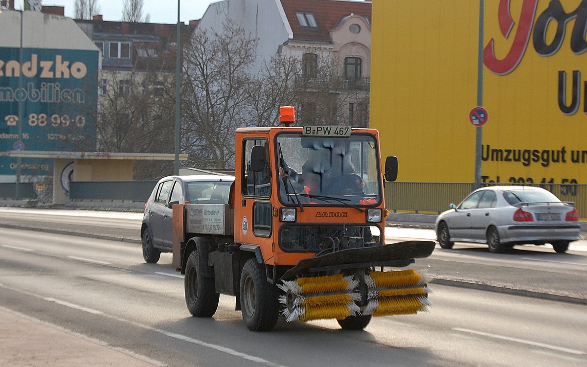 Ein LADOG Typ? Geräteträger (Kommunalfahrzeug) einer privaten Schneebeseitigungsfirma aus Berlin am 03.02.14 Berlin-Putlitzbrücke.