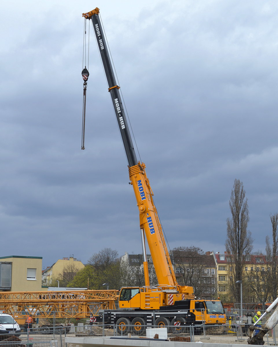 Ein LIEBHERR LTM ? Fahrzeugkran der Fa. MOBI - HUB beim Aufbau eines Kran am 07.04.16 Großbaustelle Berlin Ostkreuz.