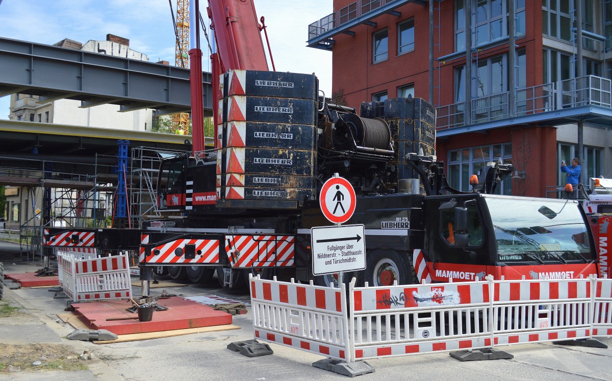 Ein LIEBHERR LTM 1400-7.1 der Fa. MAMMOET beim S-Bahn Brückeneinbau am Rande der Großbaustelle Berlin Ostkreuz Höhe Berlin Rummelsburg am 01.08.15