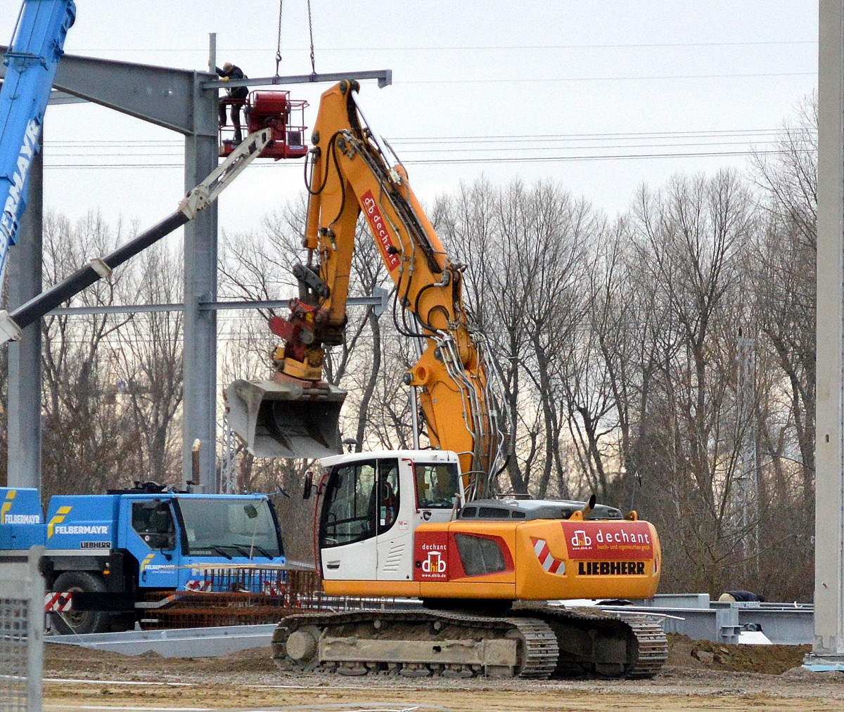 Ein LIEBHERR Typ? Raupenbagger der Fa. dhib dechant am 16.02.16 Berlin-Hohenschönhausen (Neubau einer Wäscherei).