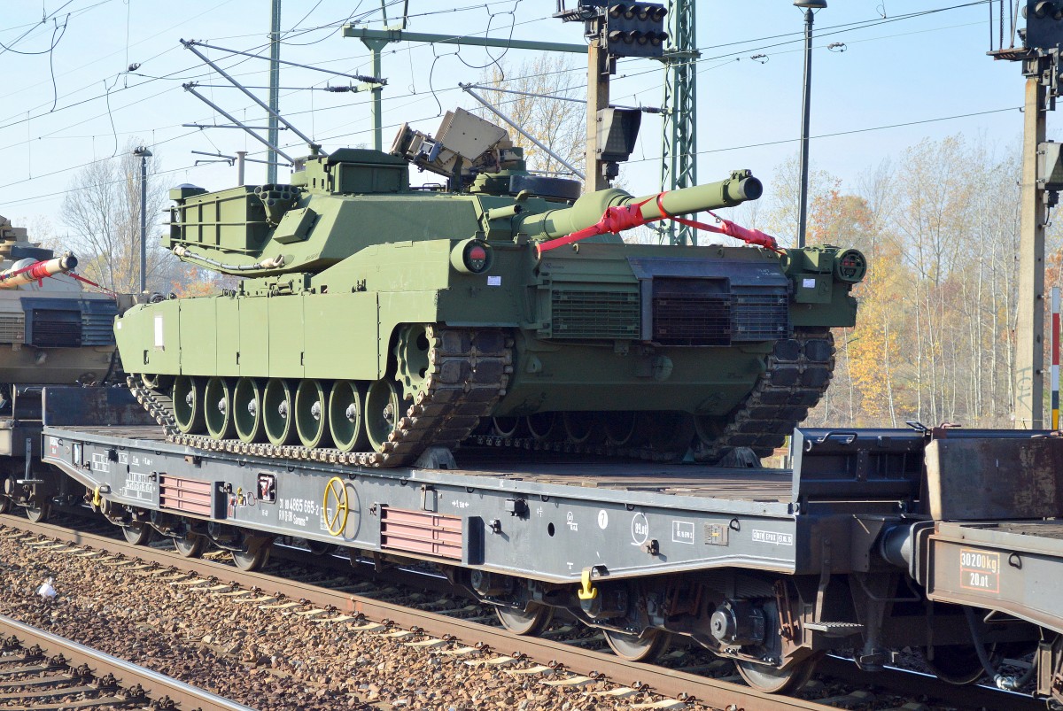 Ein M1 Abrams Kampfpanzer der US Army auf einem DB Drehgestell-Flachwagen mit der Nr. 31 RIV 80 D-DB 4865 665-2 Samms 709 am 31.10.15 Flughafen Berlin-Schönefeld.