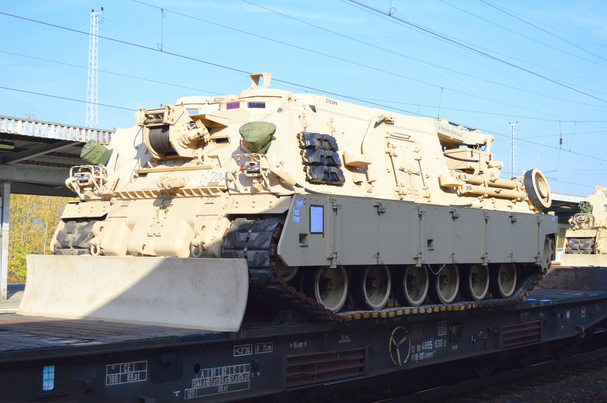 Ein M88A2 Bergepanzer der US Army am 31.10.15 Bhf. Flughafen Berlin-Schönefeld.