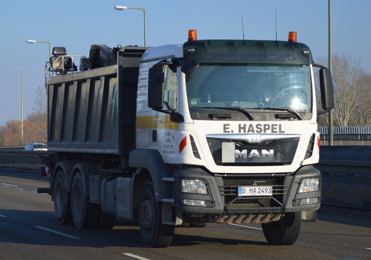Ein MAN TGS 26.400 Baukipper (Selbstlader) der Fa.E.HASPEL am 17.02.16 Berlin-Heinersdorf.
