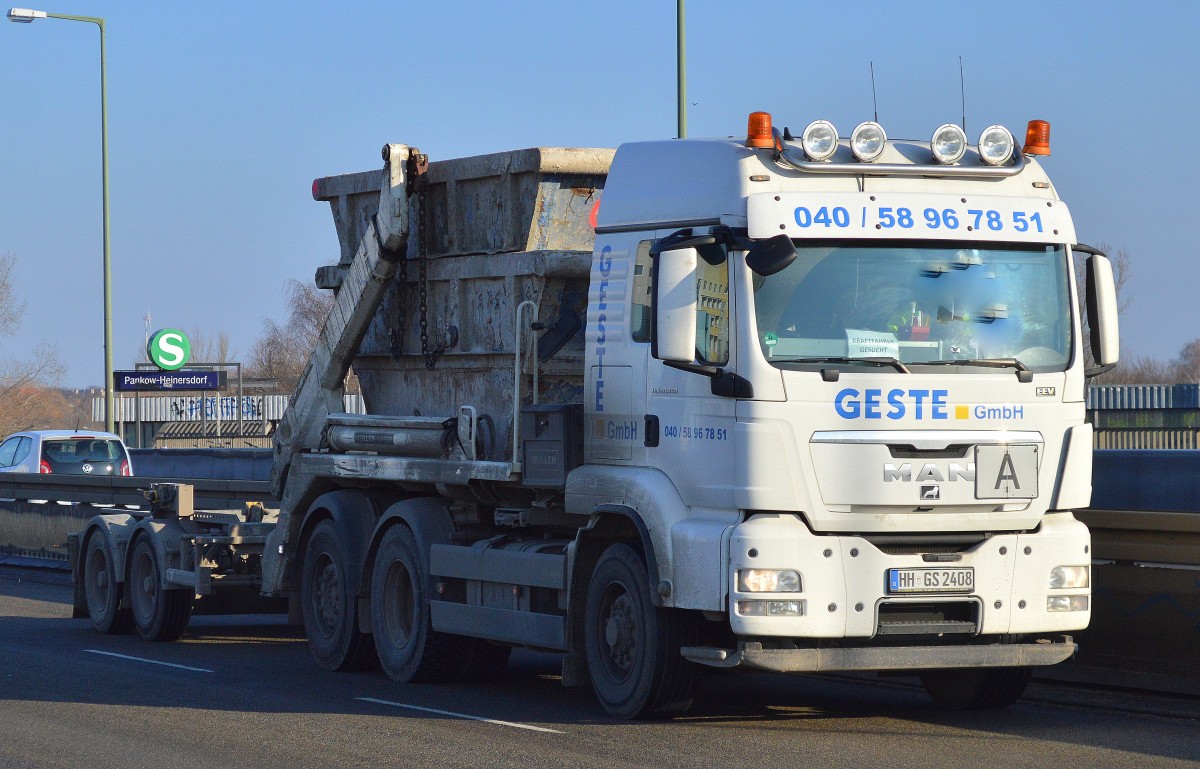 Ein MAN TGS 28.440 Absetzkipper der Fa. GESTE GMBH am 17.02.16 Berlin-Heinersdorf.