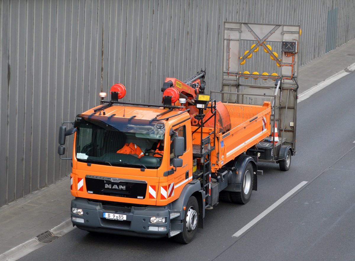 Ein MANN TGM 18.290 Kipper (Selbstlader) mit Stra�enwarnschildh�nger der Bundesfernstra�enverwalung Land Berlin Autobahnmeisterei Berlin am 07.05.15 Berliner Stadtautobahn H�he Knobelsdorffstr.