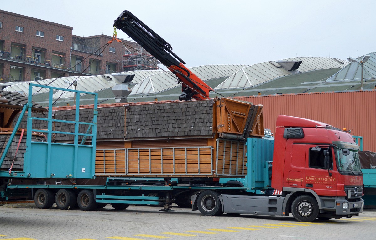 Ein MB ACTROS 1841 Sattelzug der Fa.BERGMANN EVENTGASTRONOMIE wird gerde mit einer Gastronomie Schaubude beladen, 10.09.15 Berlin-Wedding.