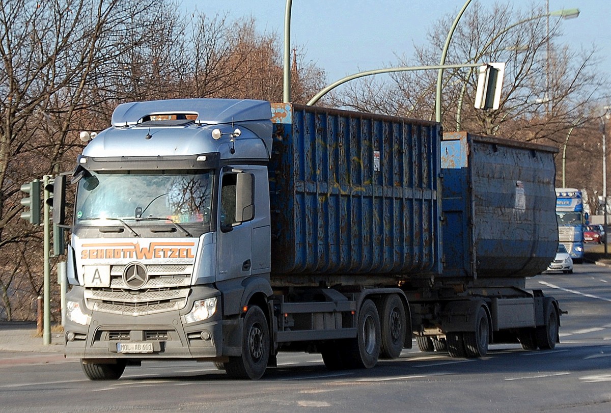 Ein MB NEW ACTROS 2545 Abrollkipper + Hänger der Fa. SCHROTT WETZEL am 06.02.14 Berlin Beusselbrücke.