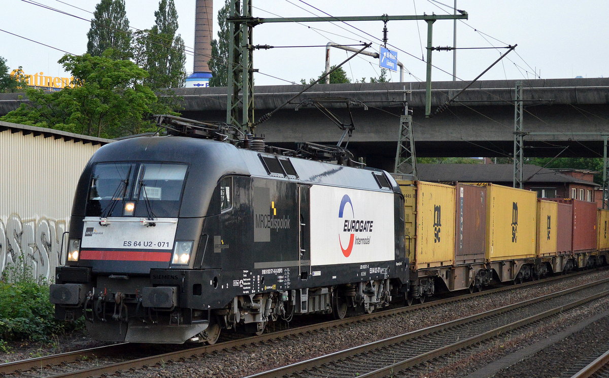Ein MRCE Taurus ES 64 U2-071 [NVR-Number: 91 80 6182 571-0 D-DISPO, Siemens Bj2004, ex ES 64 U2-039]  mit großem Firmenlogo  EUROGATE Intermodal  verlässt mit Containerzug den Hamburger Hafen am 20.06.17 Bf. Hamburg-Harburg.