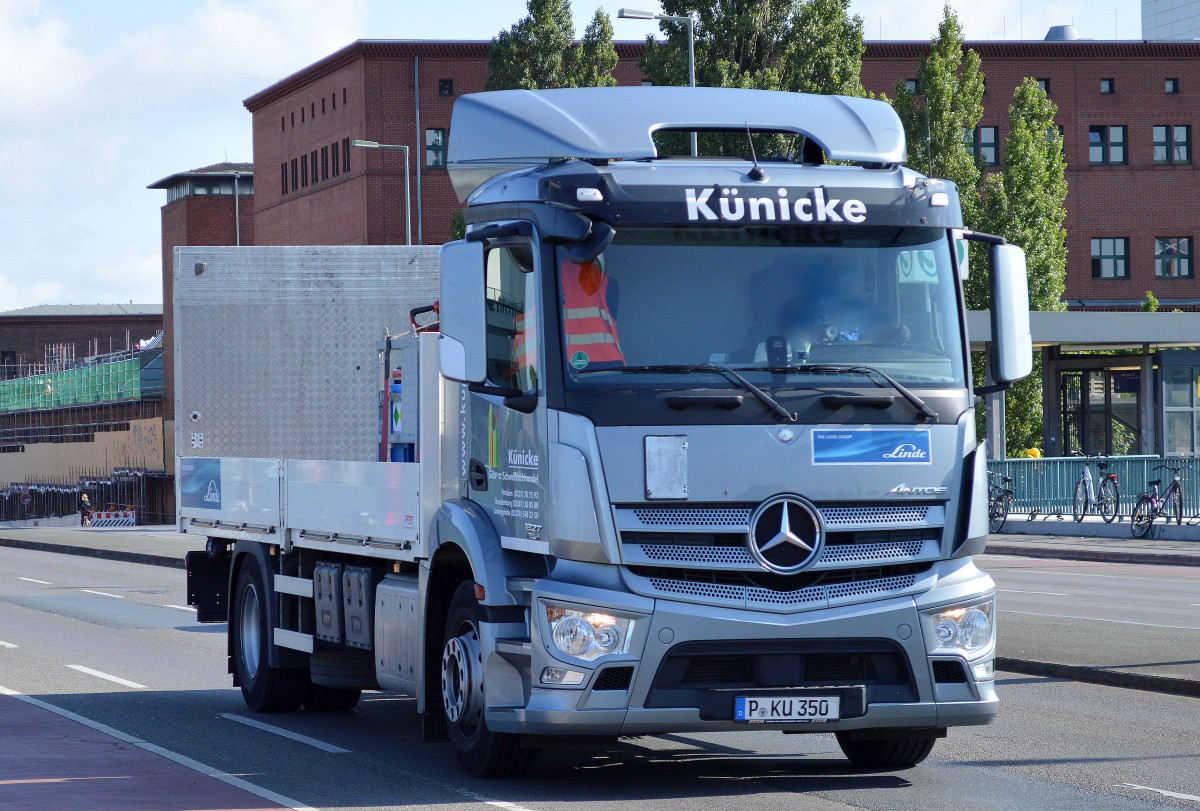 Ein neuer MB ANTOS 1827 LKW mit Ladefläche der Fa. Künicke Gase- u Schweißfachhandel (Linde Group) am 15.07.15 Berlin-Putlitzbrücke.  