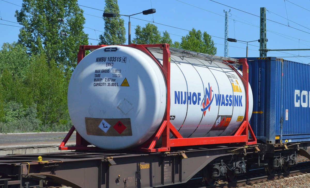 Ein NIJHOF WASSINK Kesselcontainer (UN-Nr. 33/1208 = Hexane) am 05.06.15 Bhf. Flughafen Berlin-Schönefeld.