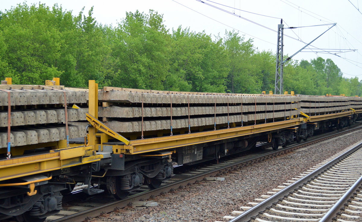 Ein Oberbaustoffwagen vom Einsteller Waggon24 GmbH mit der Nr. 37 RIV 80 D-WVZ 4541 002-4 Sgs beladen Fertigbeton-Gleisbohlen am 26.05.16 Berlin-Hohenschönhausen.