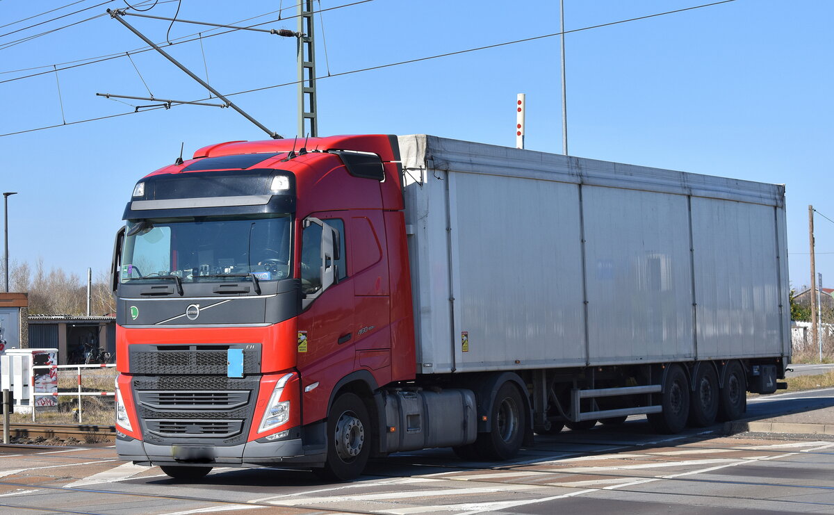 Ein polnischer Sattelzug mit VOLVO FH 460 EURO6 Zugmaschine am 20.03.25 Höhe Bahnübergang Bahnhof Rodleben.