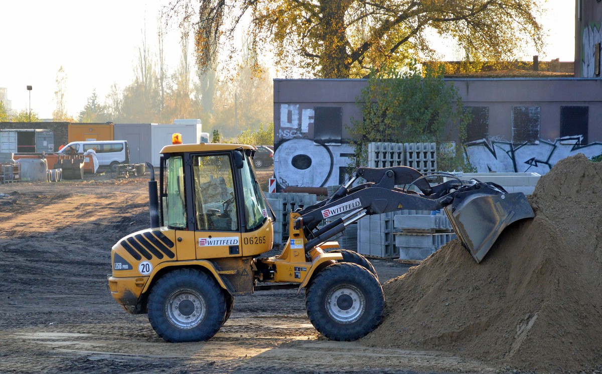 Ein Radlader VOLVO L35B PRO der Fa. WITTFELD am 05.11.15 H�he ehemaligen Bahnbetriebswerk Berlin-Sch�neweide.