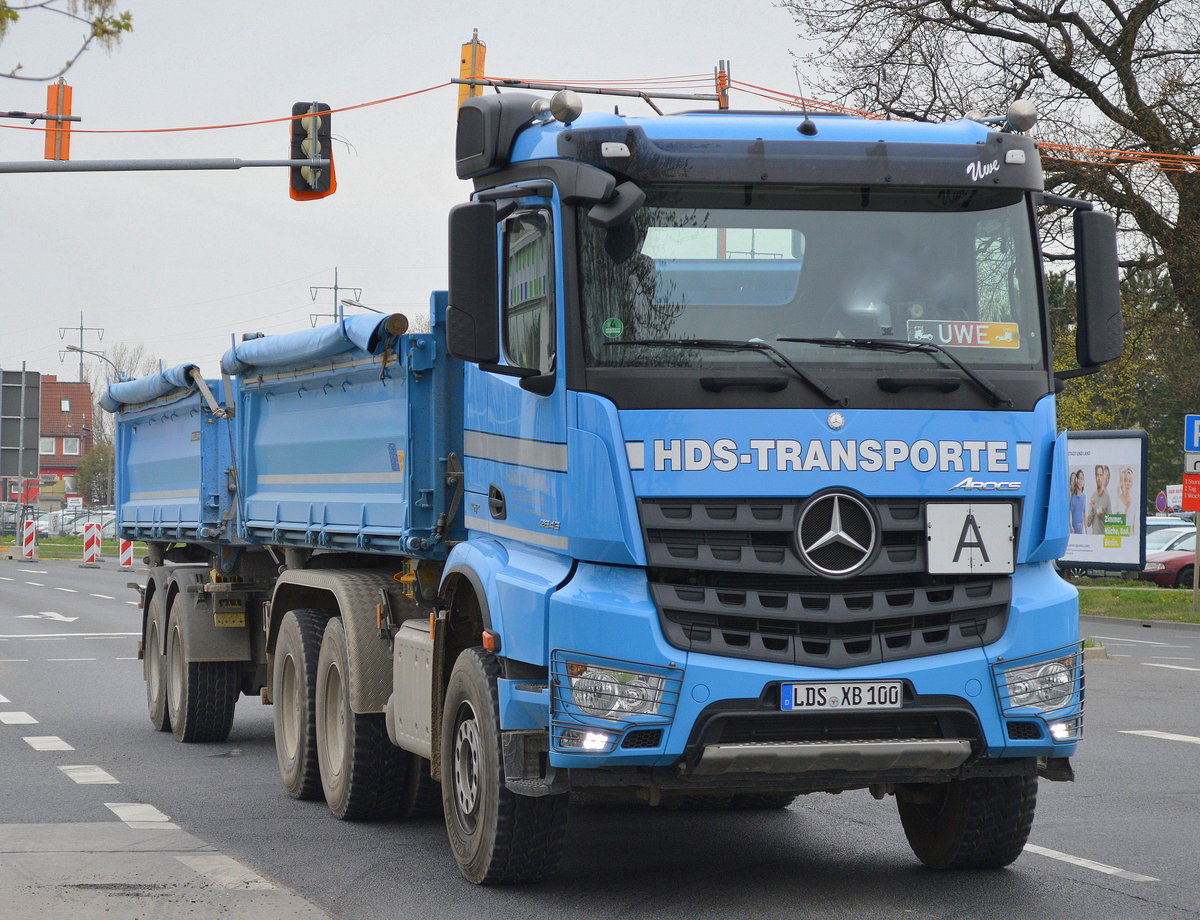 Ein recht neuer MB AROCS 2645 Baukipper + Kipphänger der Fa. HDS-TRANSPORTE am 12.04.16 Schönefeld bei Berlin.