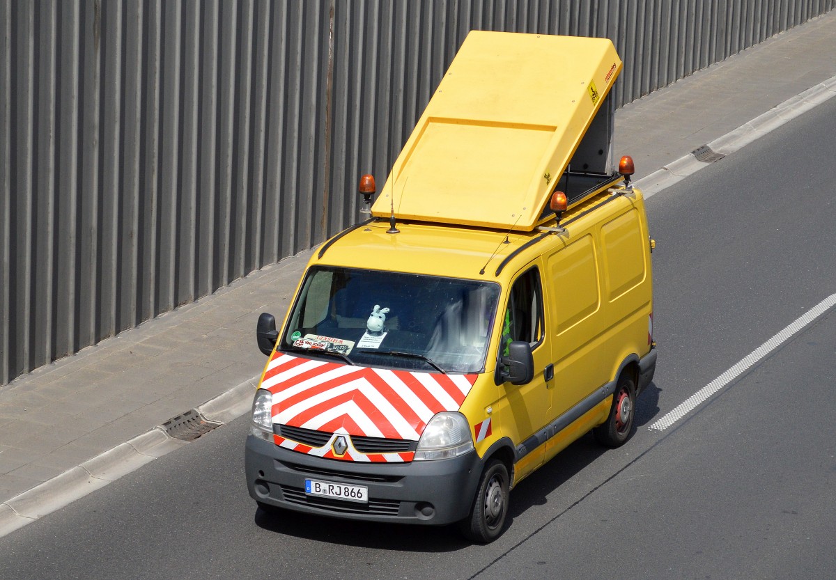 Ein Renault Transporter aus Berlin als Bgleitfahrzeug für LKW Sonder- und Schwertransporte am 07.05.15 Berlin-Stadtautobahn Höhe Knobelsdorffstr.