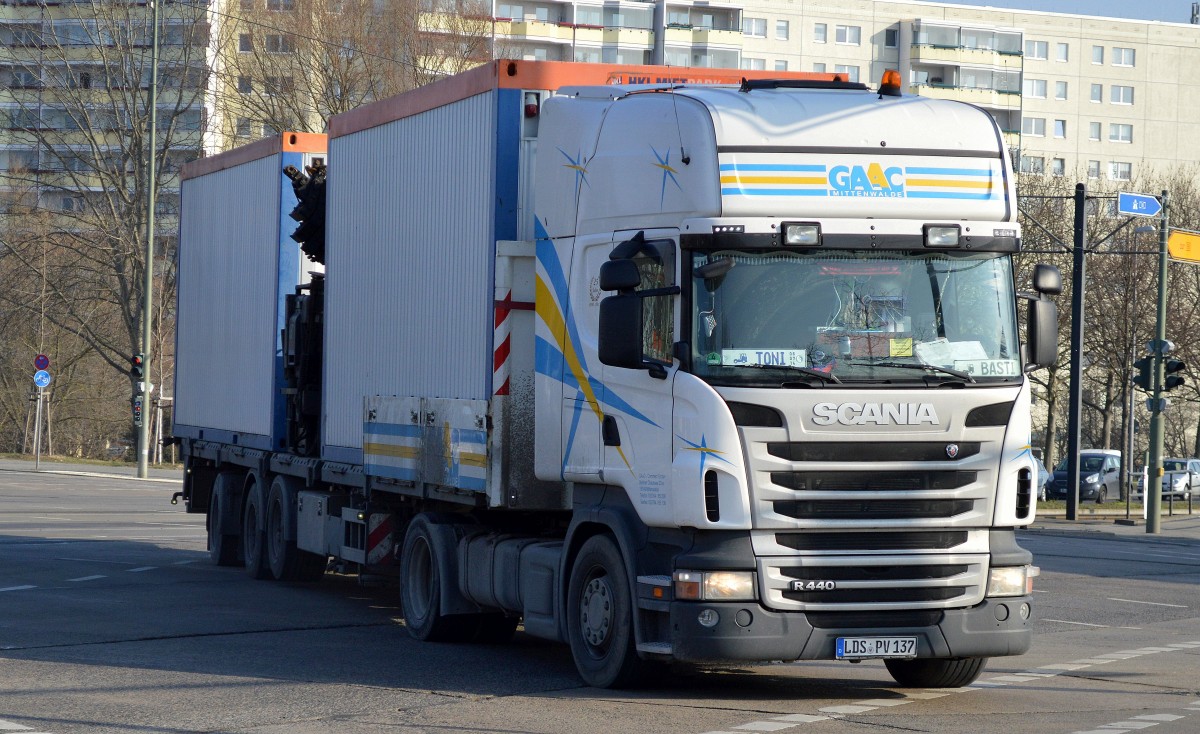 Ein SCANIA R440 Sattelzug der Fa. GAAC GmbH Mittenwalde u.a. beladen mit zwei Baucontainern am 01.03.16 Berlin-Marzahn.