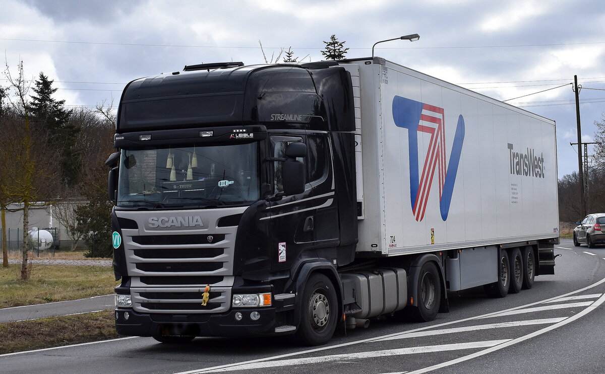 Ein SCANIA STREAMLINE Zugmaschine aus Litauen mit Trailer der Trans-West Services GmbH am 24.02.26 Bahnübergang Rodleben.