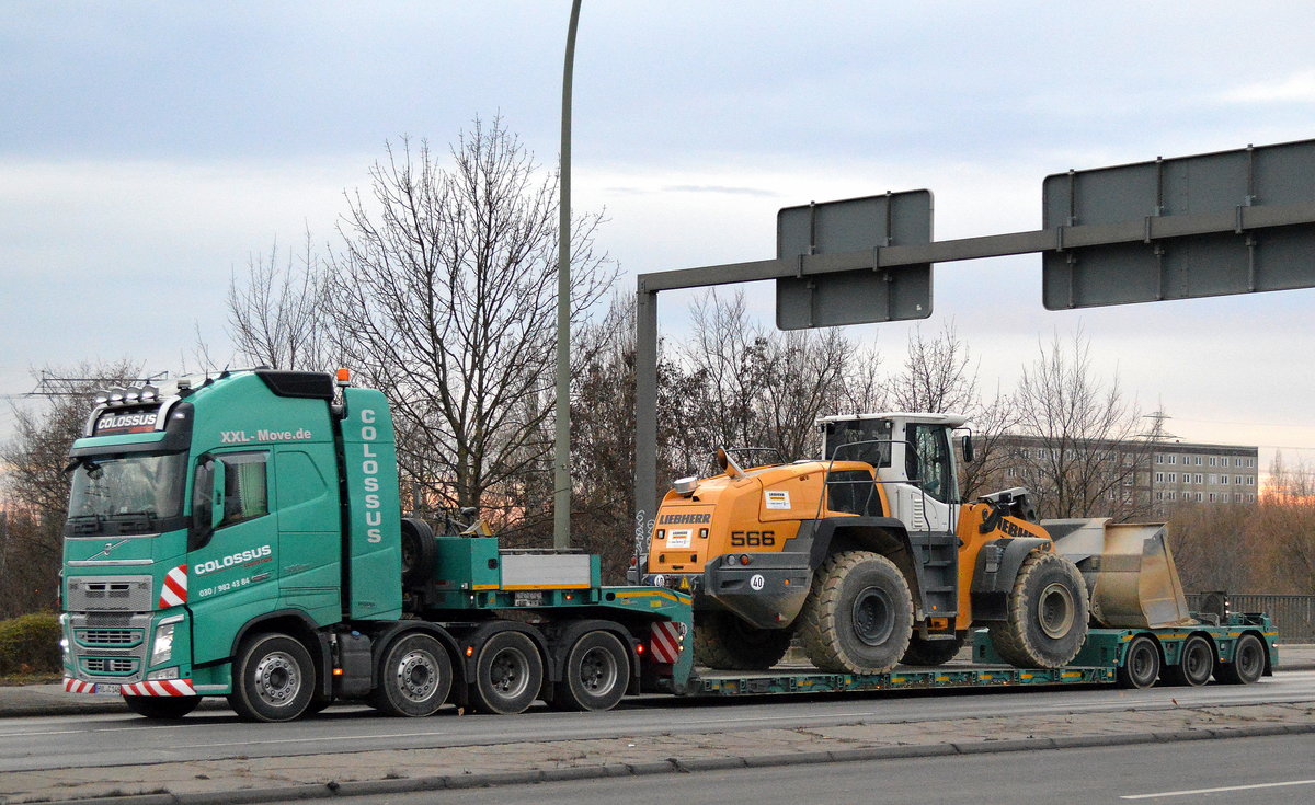 Ein Schwerlasttransporter der Fa.COLLOSUS, einer VOLVO FH 500 EEV Schwerlastzugmaschine mit Ladebrückenauflieger mit einem großem LIEBHERR 566 Radlader (Mietbaumaschine) beladen am 08.12.16 Berlin-Marzahn.