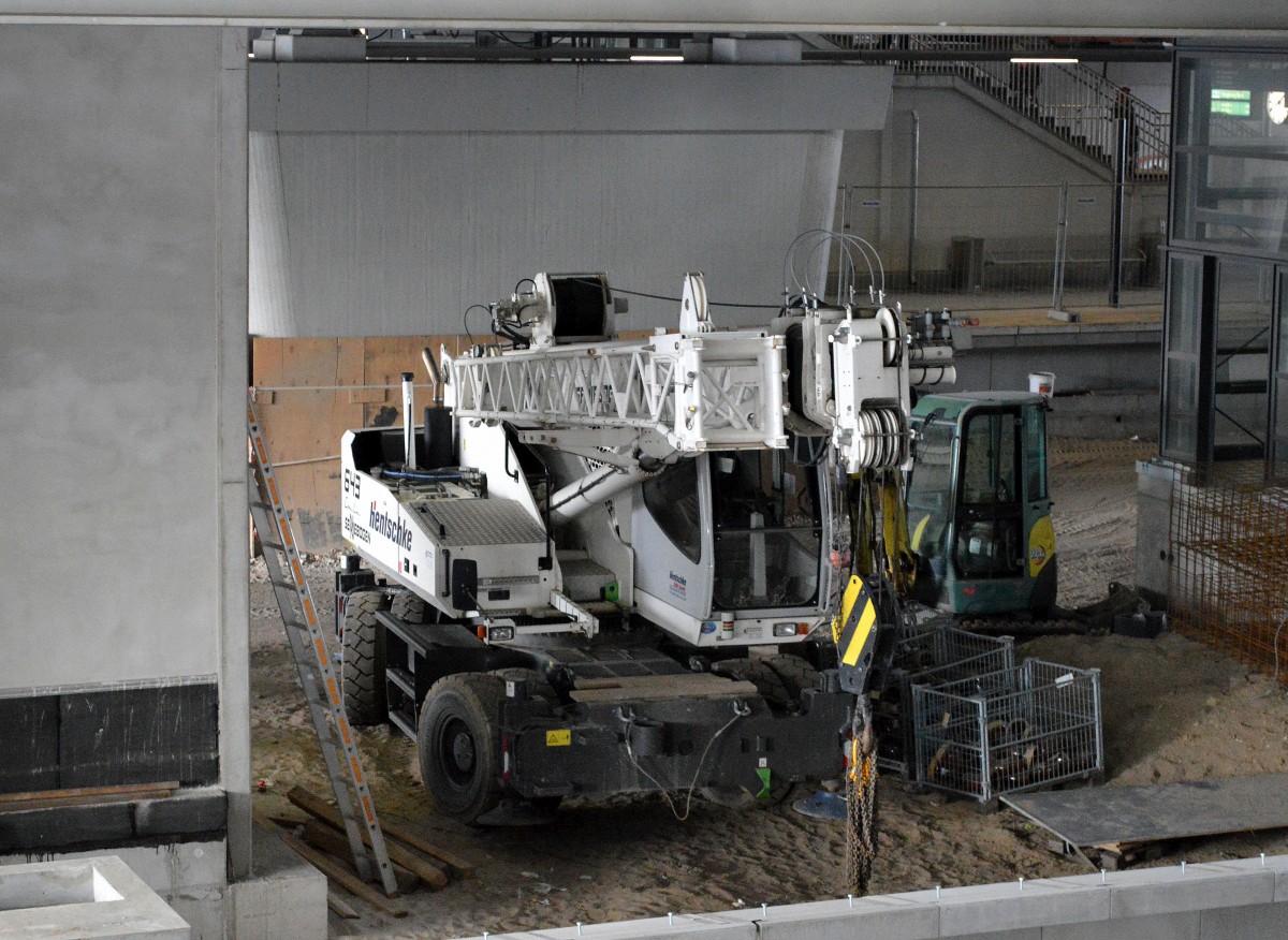 Ein SENNEBOGEN 643 Mobilkran der Fa. Hentschke Großbaustelle Berlin-Ostkreuz am 20.01.16