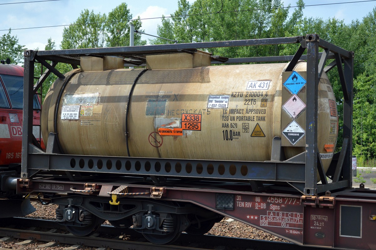 Ein Tankcontainer Fa.? (UN-Nr. X338/1295 = Ethyltrichlorsilan) am 16.07.15 Bhf. Flughafen Berlin-Schönefeld.